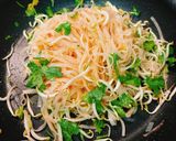 Hình bước làm 3 của món Bánh đa Quỳnh Côi xào