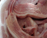 Foto del paso 5 de la receta: Chuletas de lechón con ajos tiernos, verduras y miel