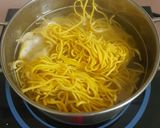 Hình bước làm 1 của món Mì trứng nấu lòng gà