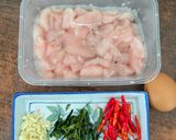 Foto langkah ke 1 dari resep Paha Ayam Fillet Krispy Tumis Daun Jeruk.