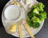 A picture of step 2 of HIGH PROTEIN RICE BOWLWith a creamy broccoli 🥦 sauce & grilled herbed paneer.