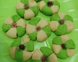 Foto langkah ke 3 dari resep Cookies Teflon Bunga.