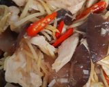 รูปขั้นตอนการทำที่ 2 ของ "อกไก่ผัดขิง" Stir Fried Chicken with Ginger