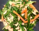 Foto del paso 3 de la receta: Fideos vermicelli salteados con verduras y pollo 🍲