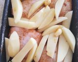 Sült csirkecomb krumplival, salátával recept fázis 2 fotója