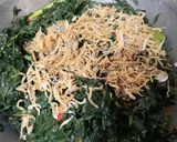 Foto langkah ke 4 dari resep Tumis Daun Singkong Teri.