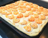Foto del paso 3 de la receta: Coca con Gambas y Alioli