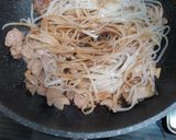 รูปขั้นตอนการทำที่ 2 ของ เส้นเล็กผัดซีอิ๊วหมูแขนงคะน้า