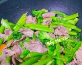Hình bước làm 4 của món Măng tây,cà rốt và bông cải xanh xào thịt bò