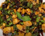 รูปขั้นตอนการทำที่ 5 ของ ไก่ผัดพริกแห้งใบโหระพาฝรั่ง อกไก่นุ่มๆ ใส่ถั่วแขกเพิ่มความกรุบกรอบ
