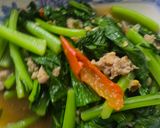 รูปขั้นตอนการทำที่ 2 ของ ผัดกวางตุ้งหมูพริก