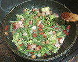 Foto del paso 2 de la receta: Salteado de arroz, verduras y salchichas
