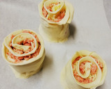Foto del paso 4 de la receta: Rollitos de hojaldre rellenos de chopped y queso