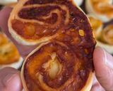 Foto del paso 5 de la receta: Palmeritas saladas muy fáciles usando tapa para pascualina 🏝️palmeritas de queso con ajo y perejil 🌴