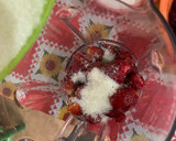 Foto del paso 2 de la receta: Bienvenidos a la Navidad🎄. Helado con macarrones y salsa de frutos rojos