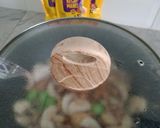 Foto langkah ke 3 dari resep Tumis Jamur Sosis Kecap.
