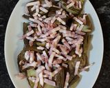 Foto del paso 1 de la receta: Alcachofas confitadas con bacon y crema de arroz al gratén