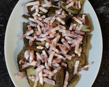 Foto del paso 1 de la receta: Alcachofas confitadas con bacon y crema de arroz al gratén