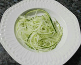Foto del paso 3 de la receta: Ensalada crujiente de calabacín, anchoa y nueces