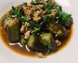 รูปขั้นตอนการทำที่ 2 ของ หมูพริกแกงผัดมะเขือโหระพา