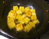 A picture of step 2 of Matar paneer curry.