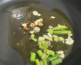 Foto del paso 1 de la receta: Revuelto de setas, ajetes y gulas
