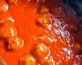 Une image de l'étape 2 de Boulettes de boeuf sauce tomate 🍅 aux oignons en cocotte😃.