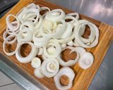 Une image de l'étape 2 de Oignons croustillants marinés épicés grillés.