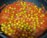 Foto del paso 2 de la receta: Pescadilla a la plancha y guisantes con tomate y chorizo