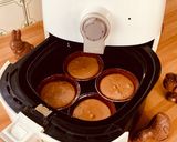 Foto del passaggio 2 della ricetta Tortino dal cuore morbido di cioccolato fondente cotto in Airfryer