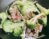 Hình bước làm 3 của món Súp Lơ Xanh Xào Thịt Bò