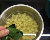 Hình bước làm 2 của món Chè hạt sen thạch đen