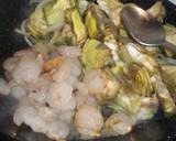 Foto del paso 4 de la receta: Alcachofas con gambas peladas y piñones