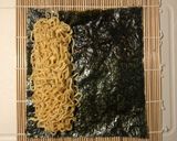 Foto langkah ke 2 dari resep Gimmari (Korean Deep Fried Seaweed Spring Rolls) — Versi Mie Instan.