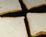 A picture of step 2 of Bread pizza in tava.