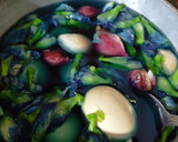Foto langkah ke 3 dari resep Telur Pindang Marble Bunga Telang.