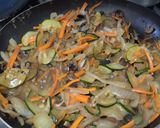 Foto del paso 4 de la receta: Salteado🍄de vegetales🧅🥕🍗y pollo🍱🥙🌯