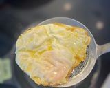 Foto del paso 2 de la receta: El huevo frito perfecto: ¡con puntilla y yema para mojar!