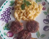 Foto del paso 4 de la receta: Tortitas de carne de res con coditos en mantequilla de ajo
