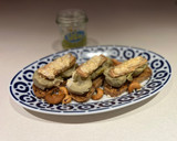 Foto del paso 3 de la receta: Tostas de melva, alcachofa y virutas de anacardo