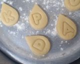 A picture of step 5 of Marie biscuits cookies.