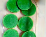 Foto langkah ke 4 dari resep Kanom Krok Bai Toey|Thai pandan pancake.