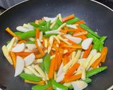Foto langkah ke 2 dari resep Tumis Kapri Wortel Putren Jamur Shimeji.