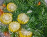 Foto langkah ke 3 dari resep Sayur Bening Warna Warni (Bayam Wortel Jagung).