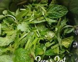 A picture of step 1 of Walnut Mint Chutney.