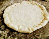 Foto del paso 2 de la receta: Pizza con borde de cheddar