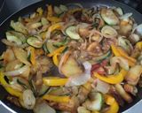 Foto del paso 2 de la receta: Salteado de vegetales y manzana🍎🧅🥯