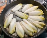 Une image de l'étape 6 de Endives braisées au bouillon de gambas, thym frais et jambon cru.