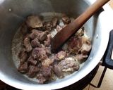 A picture of step 2 of Beef pilau.
