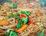 Foto del paso 4 de la receta: Fideos salteados con verduras y seitán